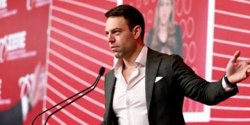 Aποφάσισε το λουκέτο σε ”Αυγή και ”Κόκκινο” ο Στέφανος Κασσελάκης