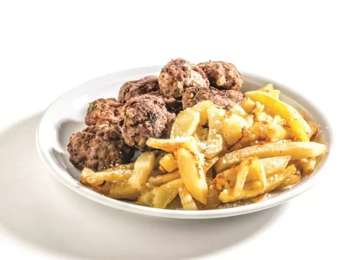 Μοσχαρίσια κεφτεδάκια με πατάτες τηγανητές