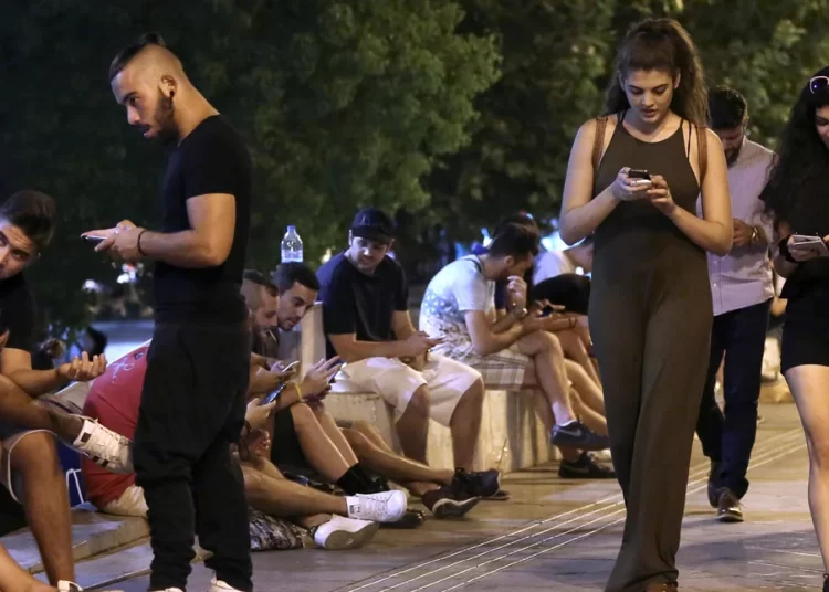 Εννιά στους δέκα Έλληνες είναι «όλη μέρα μ’ ένα κινητό στο χέρι» στην κυριολεξία, σύμφωνα με έρευνα