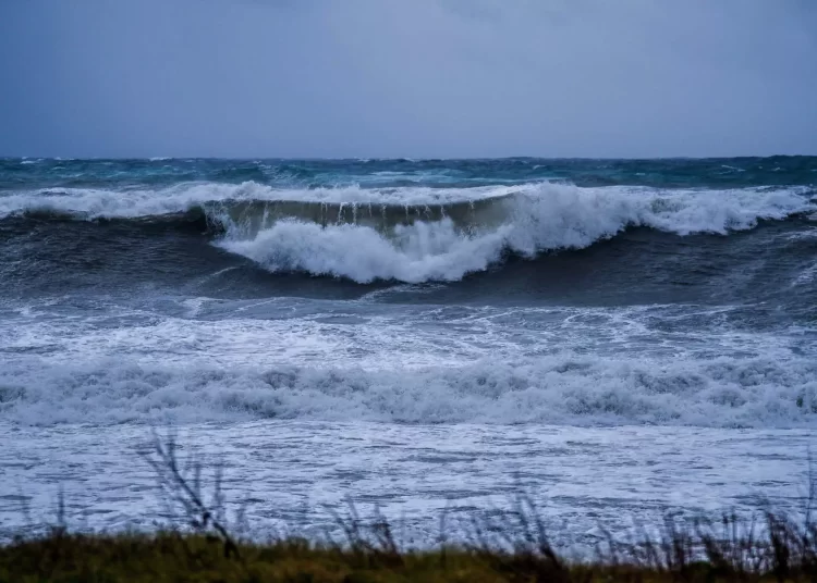 Κυπαρισσία: Γυναίκα παρασύρθηκε από κύματα και πνίγηκε μπροστά στον άντρα της