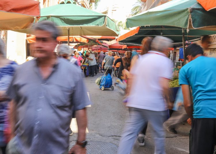 ΙΝΕ/ΓΣΕΕ: Πέφτει το βιοτικό επίπεδο των Ελλήνων-Μειώνεται το εισόδημα αλλά και το φαγητό στο σπίτι