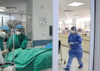 «Σαρώνει» ο κορoνοϊός και «κοκτέιλ» ιώσεων και γρίπης: Εικόνες πανδημίας στα νοσοκομεία, γεμάτα με κρούσματα