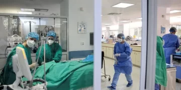 «Σαρώνει» ο κορoνοϊός και «κοκτέιλ» ιώσεων και γρίπης: Εικόνες πανδημίας στα νοσοκομεία, γεμάτα με κρούσματα