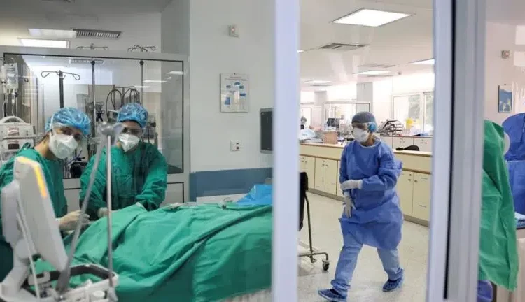 «Σαρώνει» ο κορoνοϊός και «κοκτέιλ» ιώσεων και γρίπης: Εικόνες πανδημίας στα νοσοκομεία, γεμάτα με κρούσματα