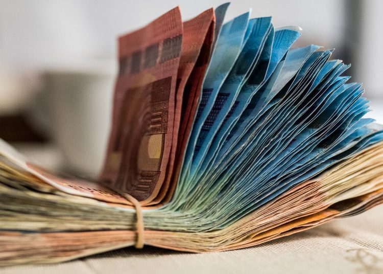 Τελος στις συναλλαγές με μετρητά πάνω από 10.000 ευρώ