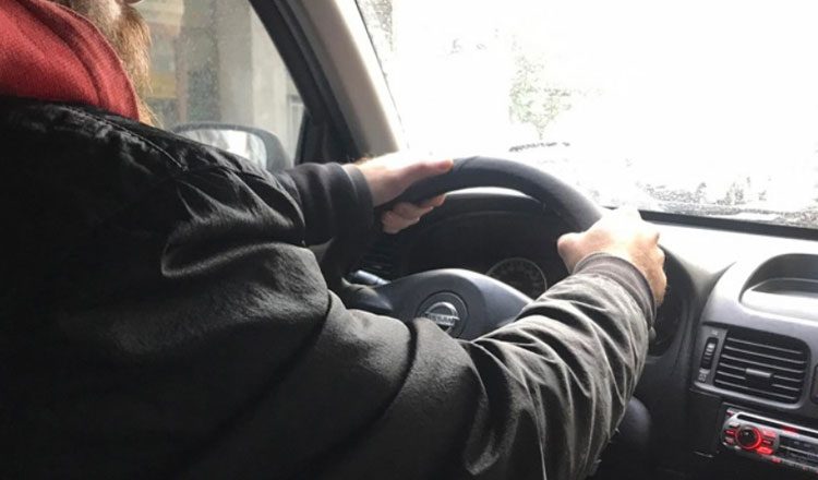 Πρόστιμο 100 ευρώ εάν οδηγείς φορώντας μπουφάν