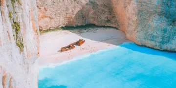 Καμπανάκι για τη διάσημη παραλία της Ζακύνθου: Μαζί με το ναυάγιο θα χαθεί και η παραλία