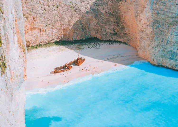 Καμπανάκι για τη διάσημη παραλία της Ζακύνθου: Μαζί με το ναυάγιο θα χαθεί και η παραλία