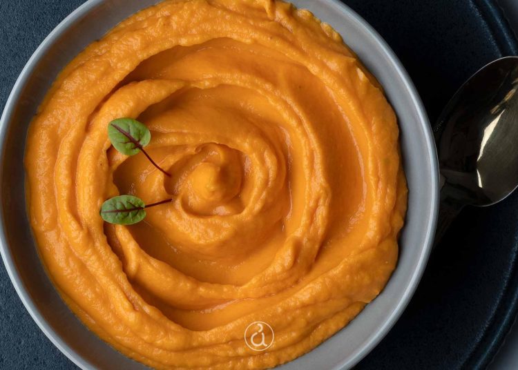 Πουρές γλυκοπατάτας αρωματισμένος με φασκόμηλο