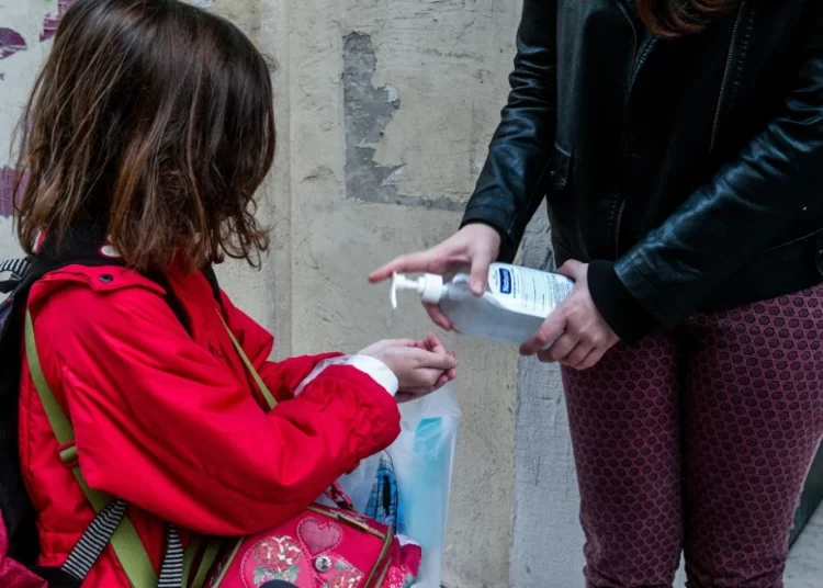 Δεν μετράνε οι απουσίες έως 5 ημέρες για μαθητές που θα νοσήσουν από κορωνοϊό – Η εγκύκλιος του υπουργείου Παιδείας