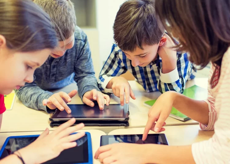 Πώς να απομακρύνουμε τα παιδιά μας από τις οθόνες – Η μετάβαση στην αναλογική ζωή