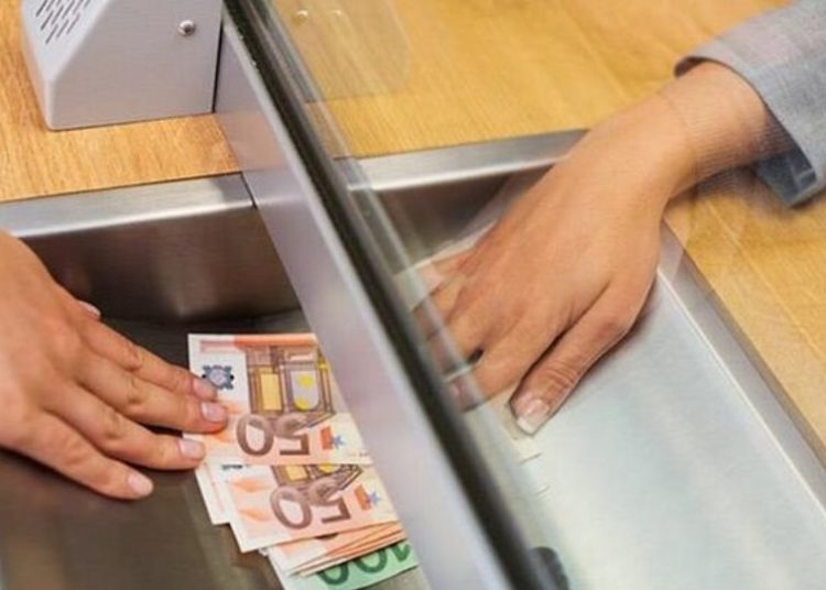 Ελλάδα: Ακριβά πληρώνουμε και τις τραπεζικές συναλλαγές-Τι ισχύει για τα pos