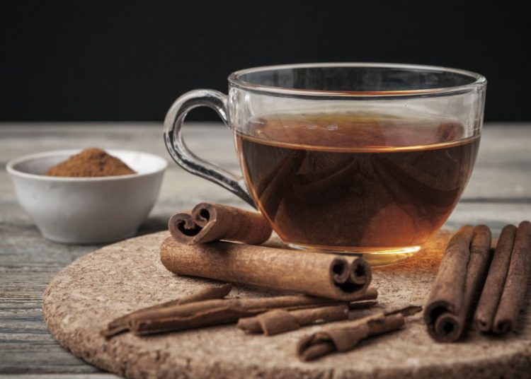 Χειμωνιάτικο ρόφημα τσάι με άρωμα κανέλας