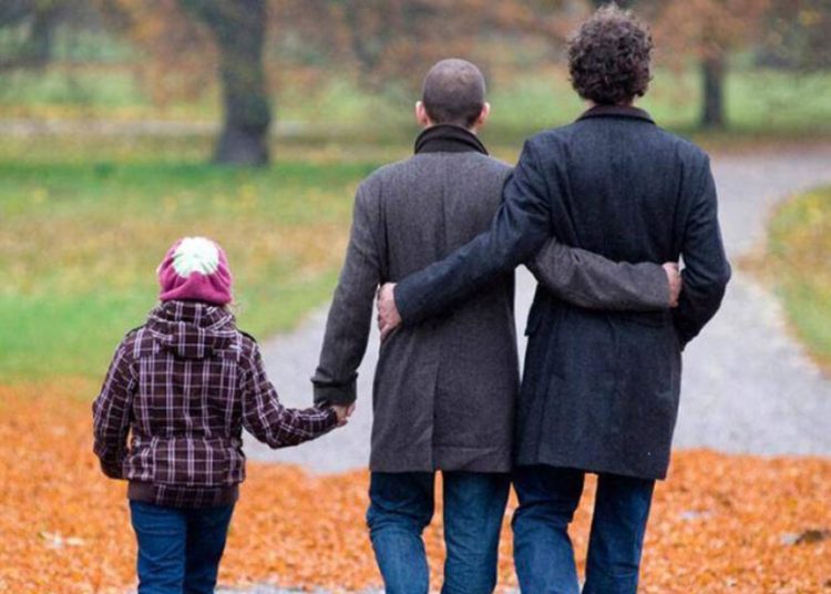 Τρία παιδιά ομόφυλων ζευγαριών εξομολογούνται – Δεν έχουμε καμία διαφορά