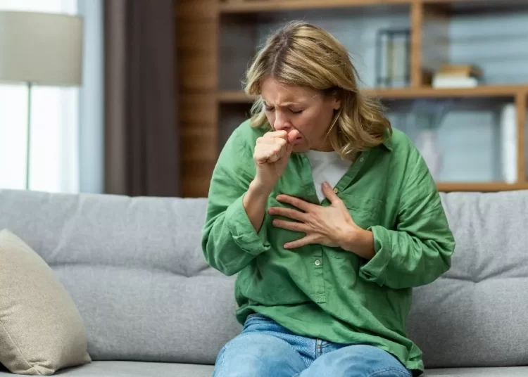 Επίμονος βήχας μετά από ίωση – Τι συμβαίνει και πώς αντιμετωπίζεται