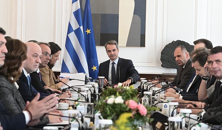 Στο Υπουργικό Συμβούλιο το νομοσχέδιο για τα ομόφυλα ζευγάρια παρά το ομόφωνο «όχι» της εκκλησίας