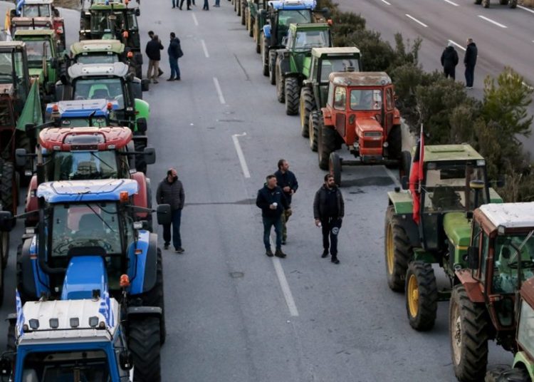 Αγρότες & φοιτητές συνταράσσουν την κυβέρνηση-Οι κινητοποιήσεις φέρνουν προβλήματα