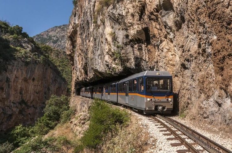 Καλάβρυτα: Εγκλωβίστηκαν 90 άτομα στον Οδοντωτό λόγω κατολίσθησης