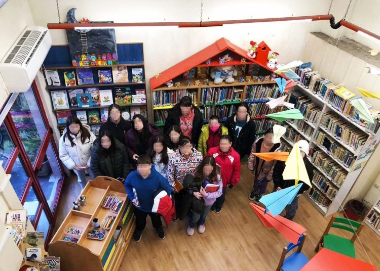 2ο Γυμνάσιο Πύργου: Οι μαθητές της χορωδίας στη Βιβλιοθήκη