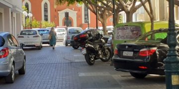 ΠΥΡΓΟΣ: Όλοι οι πεζόδρομοι έγιναν παρκινγκ-Κίνδυνος ατυχημάτων-Χρειάζονται ΑΜΕΣΑ μέτρα (φωτο)