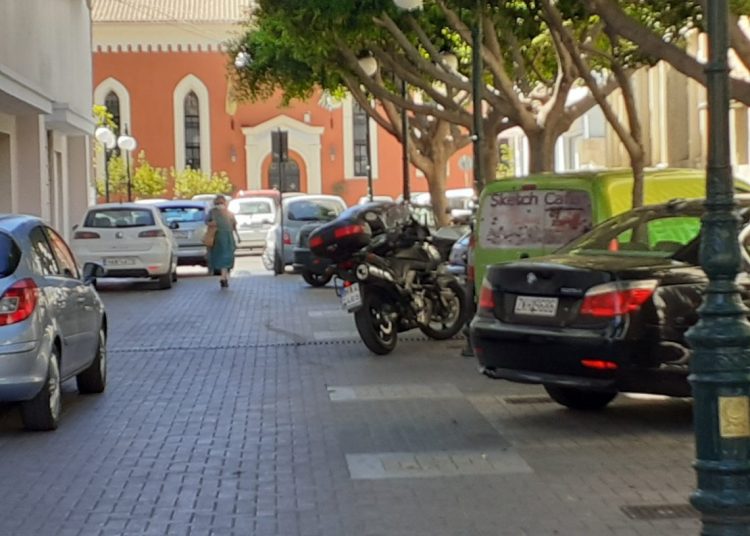 ΠΥΡΓΟΣ: Όλοι οι πεζόδρομοι έγιναν παρκινγκ-Κίνδυνος ατυχημάτων-Χρειάζονται ΑΜΕΣΑ μέτρα (φωτο)