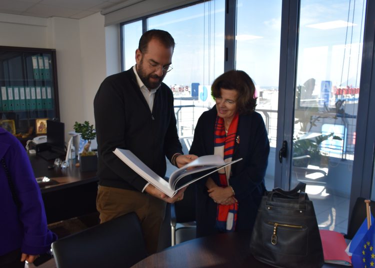 Συνάντηση του Νεκτάριου Φαρμάκη με την Πρέσβη της Γαλλίας