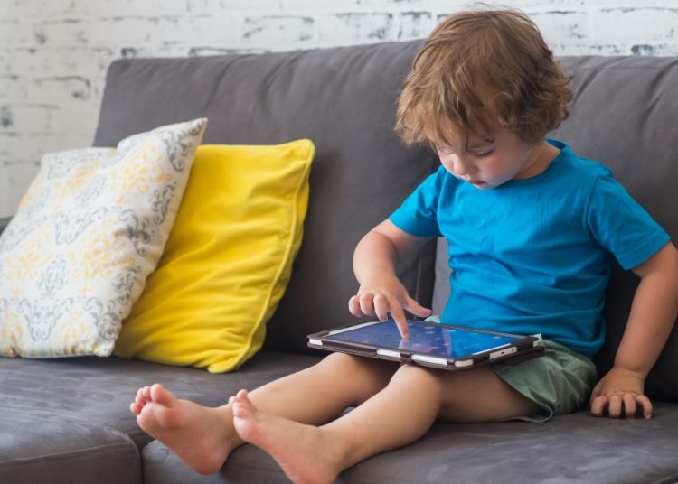 Γονείς: Κακή ανάπτυξη προκαλεί το κινητό στα παιδιά