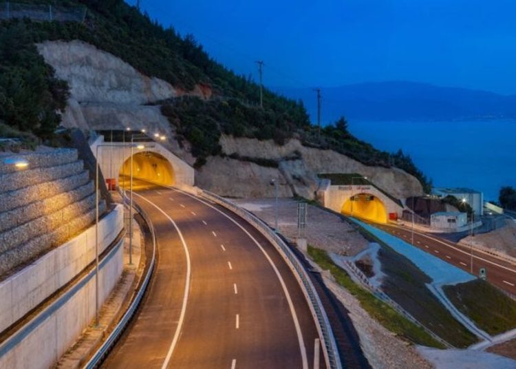 Έκλεισαν την Ολυμπία Οδό στο Αίγιο οι αγρότες