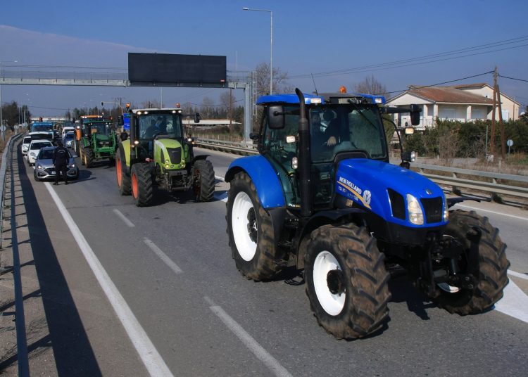 Αγρότες: Ξεκίνησαν τα τρακτέρ για Αθήνα