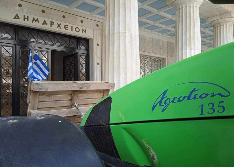 Πύργος: Αγρότες απέκλεισαν το Δημαρχείο-Πέταξαν σανό και πορτακάλια