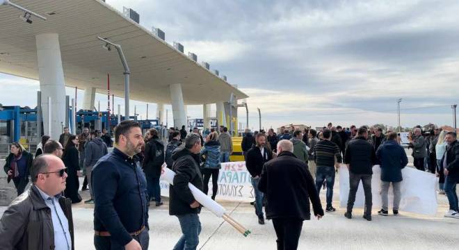 Γέφυρα Ρίου: Αγρότες άνοιξαν τα διόδια για ελεύθερη διάβαση