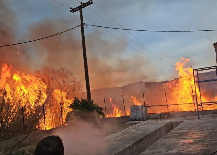 Λαμπέτι: Φωτιά απείλησε επιχειρήσεις-Tέθηκε υπό μερικό έλεγχο