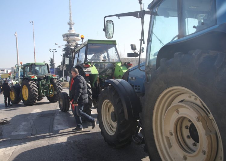 Κλείνουν τους δρόμους και σήμερα οι αγρότες στη Βόρεια Ελλάδα-Δεν υποχωρούν στα αιτήματά τους