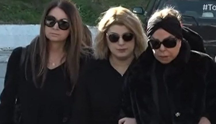 Άντζελα Δημητρίου: Συντετριμμένη στην κηδεία της μητέρας της – Στο πλευρό της η κόρη της