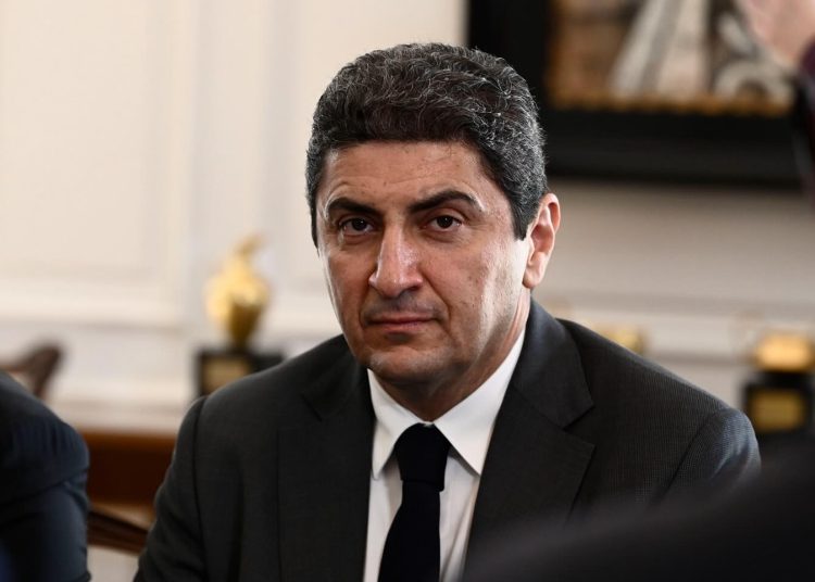 Ελλάδα: Αγρότες ¨κυνήγησαν¨ τον Υπουργό Αγρ. Ανάπτυξης αφού ακύρωσε συνάντηση τους