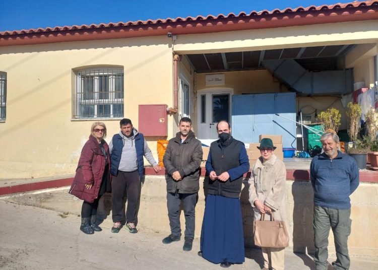 Άσυλο Ανιάτων Βασιλειάδα: Πρόσφεραν ρουχισμό και γλυκίσματα