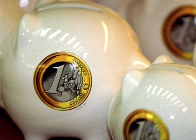 Πώς η αποταμίευση αντί της επένδυσης μάς κάνει φτωχότερους