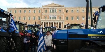 Αναχωρούν οι αγρότες από το Σύνταγμα – Στα μπλόκα θα αποφασίσουν τις επόμενες κινήσεις τους
