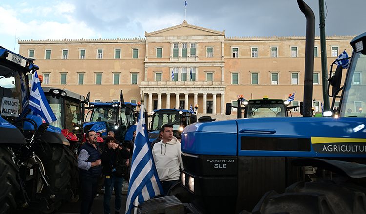 Αναχωρούν οι αγρότες από το Σύνταγμα – Στα μπλόκα θα αποφασίσουν τις επόμενες κινήσεις τους
