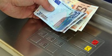 Τράπεζες: Χρεώνουν τα πάντα – Ο τιμοκατάλογος χρέωσης για ότι κάνουμε