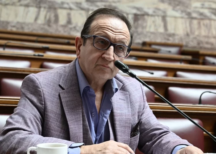 Μπιμπίλας στη Βουλή: Nα έρθει η Εκκλησία να μας πει πόσοι είναι οι γκέι ιερείς