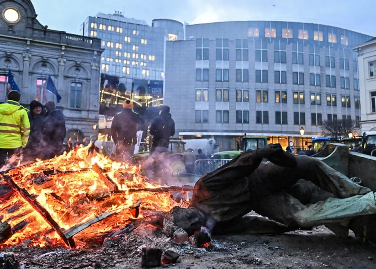 Οι αγρότες «πολιορκούν» με 1.300 τρακτέρ τη Σύνοδο: Μπλόκα, φωτιές και αβγά γύρω από την Ευρωβουλή