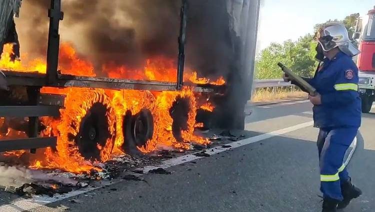 Ολυμπία Οδός: Λαμπάδιασε φορτηγό στην Ακράτα-Ουρές χιλιομέτρων