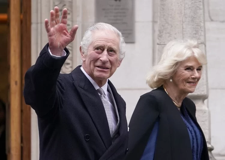 Διαγνώστηκε με καρκίνο ο βασιλιάς Κάρολος – Εκτάκτως στη Βρετανία ο πρίγκιπας Χάρι