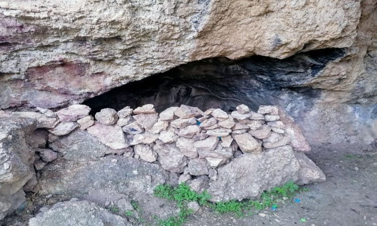 Κόρινθος: Άνθρωποι ζουν σε σπηλιά με τόξα-Έχουν και 5 παιδιά