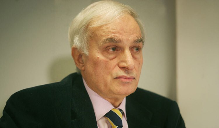 Στο νοσοκομείο με εγκαύματα μετά από φωτιά στο σπίτι τους στο Κολωνάκι, ο Μανώλης Μαυρομμάτης και η σύζυγός του