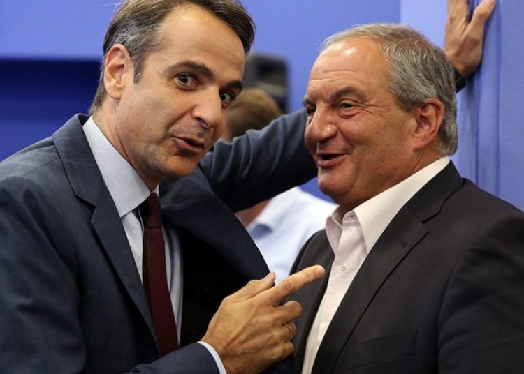 Μητσοτάκης «αδειάζει» Καραμανλή: Του χρεώνει την κρίση των μνημονίων και τον λαϊκισμό!