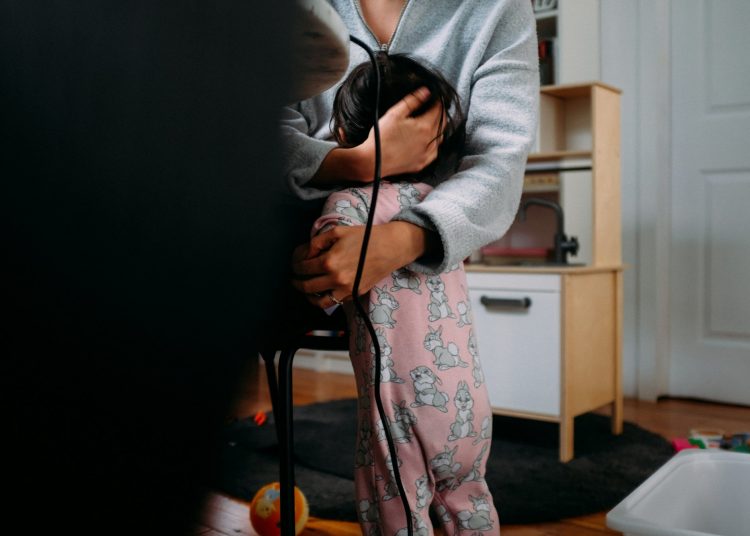 Νταντά κακοποιούσε παιδιά στην Καλαμάτα – Την κατέγραψε κάμερα