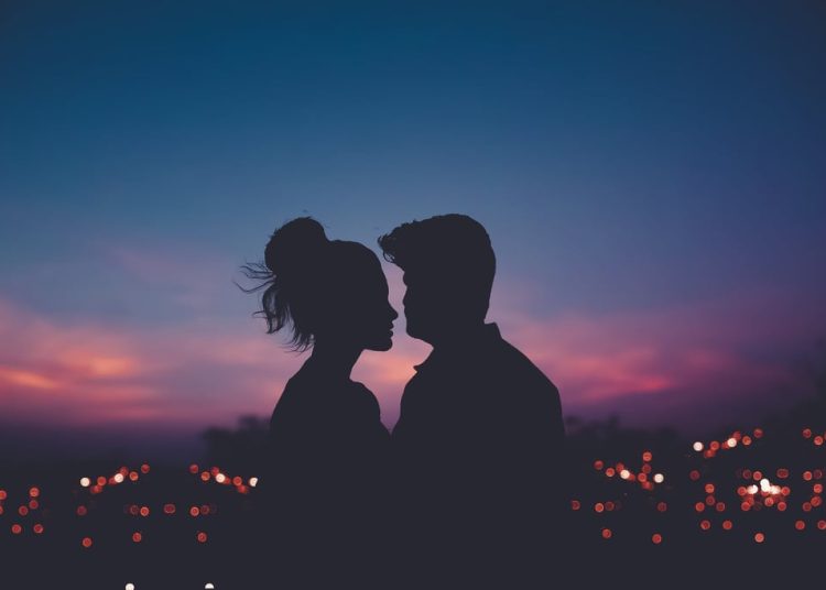 Σχέσεις: Έχει χάσει το ενδιαφέρον του για σας ο σύντροφός σας; Πως να το αλλάξετε