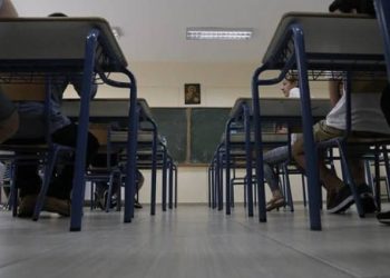 Δ. Ελλάδα: 25χρονη μπήκε σε τάξη & χτύπησε μαθήτρια